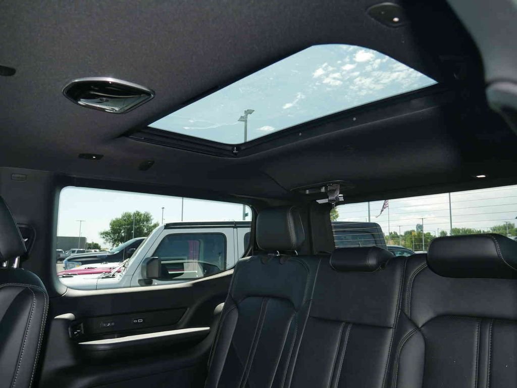 New 2026 Bright White Clear-Coat Exterior Paint Jeep Grand Wagoneer image 17