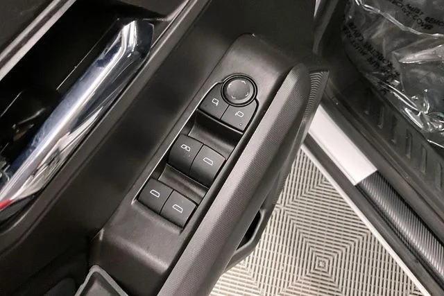 Used 2024 Summit White GMC Elevation image 39