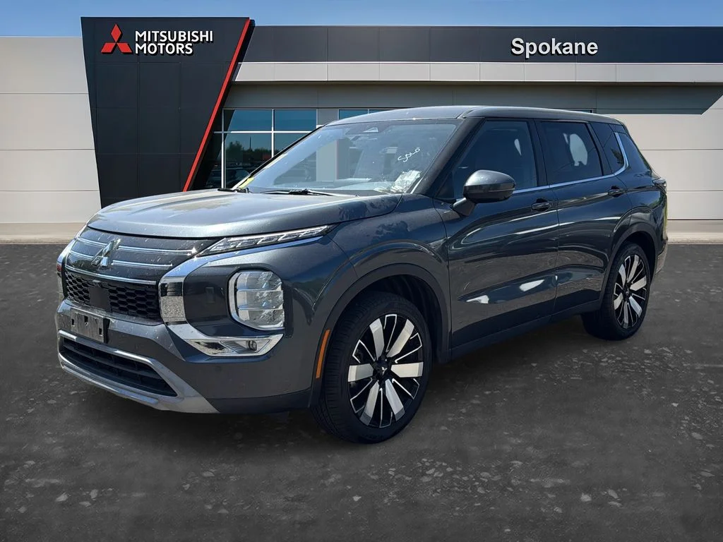 Used 2025 Gray Mitsubishi SE image 3
