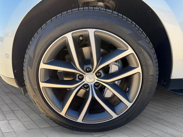 Used 2024 Silver Land Rover SE image 9