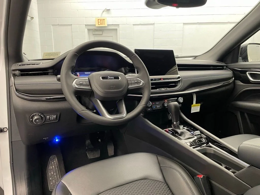 New 2026 White Jeep Latitude image 9