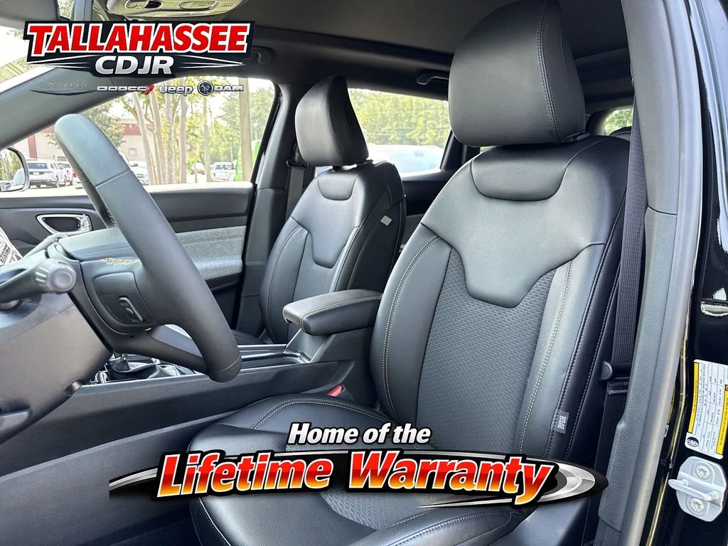 New 2026 Diamond Black Crystal Pearl-Coat Exterior Paint Jeep Latitude image 12