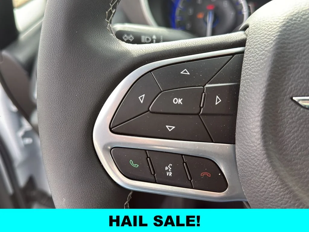 Used 2025 White Chrysler Select image 9