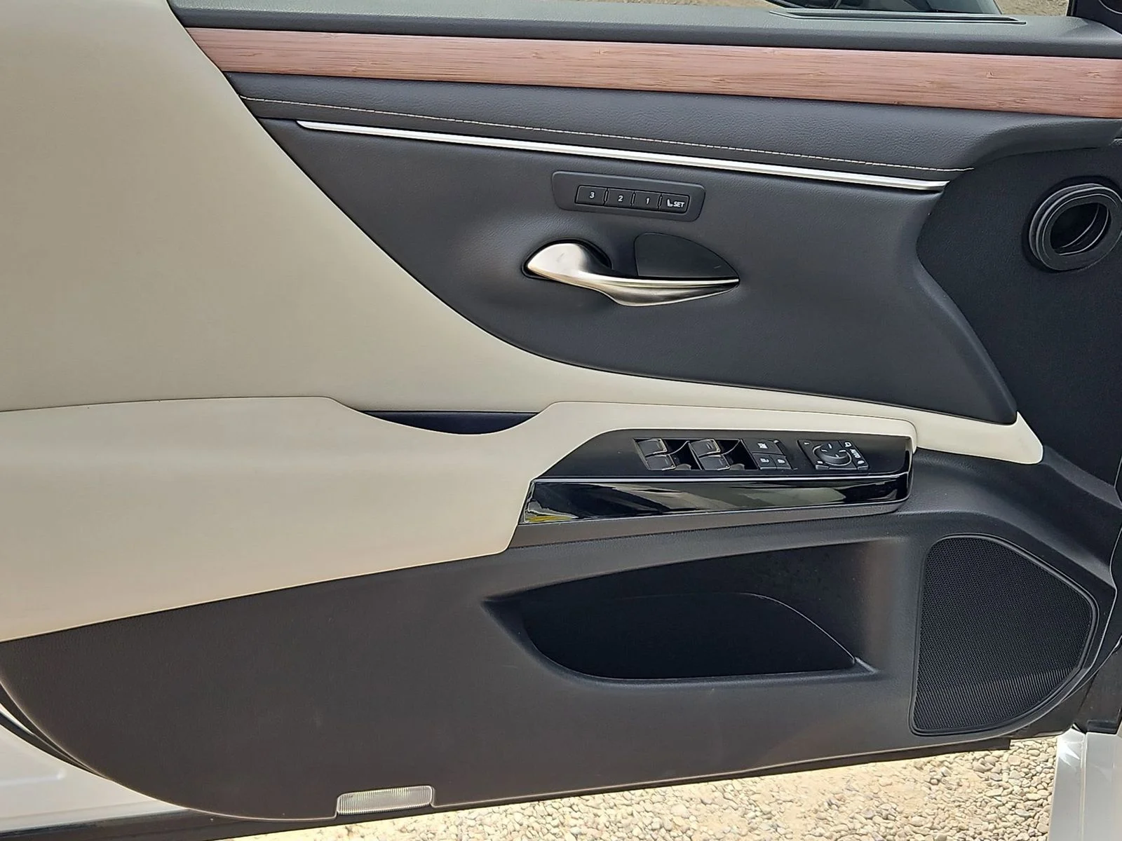 Certified Used 2025 White Pearl Lexus 300h image 12