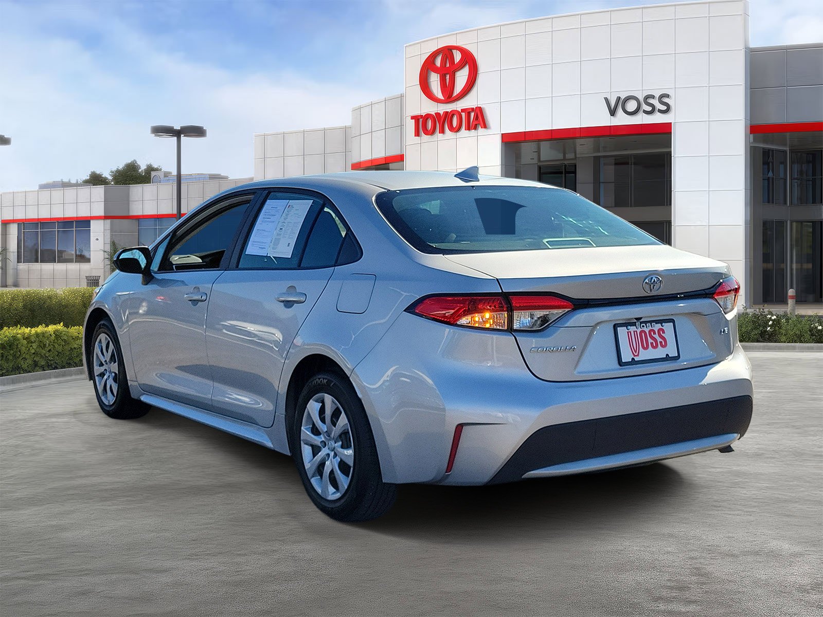 2022 Toyota Corolla LE, photo 3 of 12