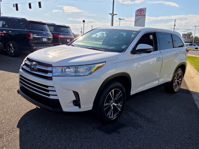 Used 2019 White Toyota LE image 3