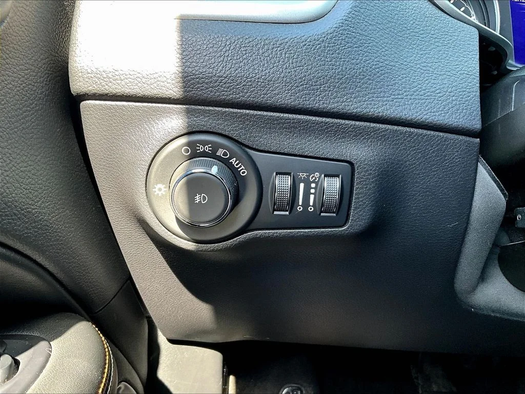 Used 2019 Crystal Metallic Jeep Latitude image 15