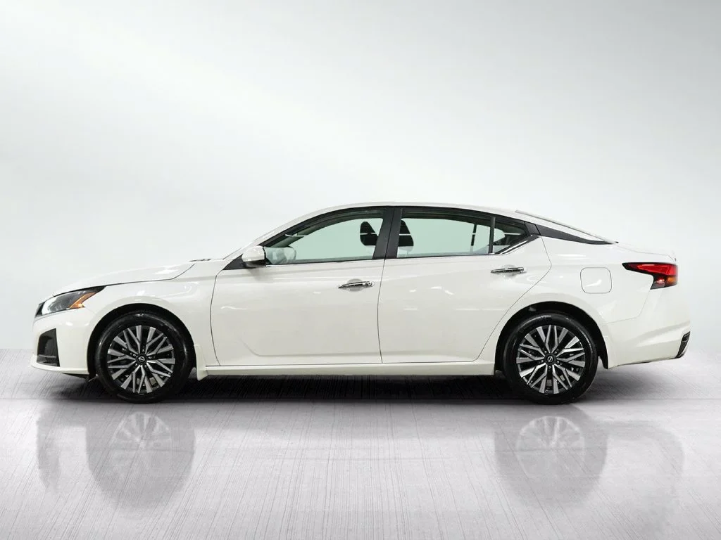 Used 2023 Nissan Altima SV with VIN 1N4BL4DW3PN419937 for sale in Burnsville, Minnesota