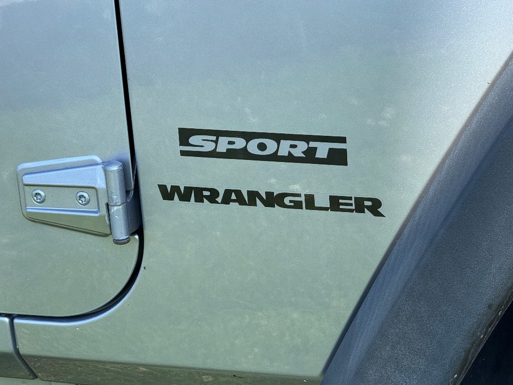 Used 2014 Billet Metallic Clearcoat Jeep Sport image 10