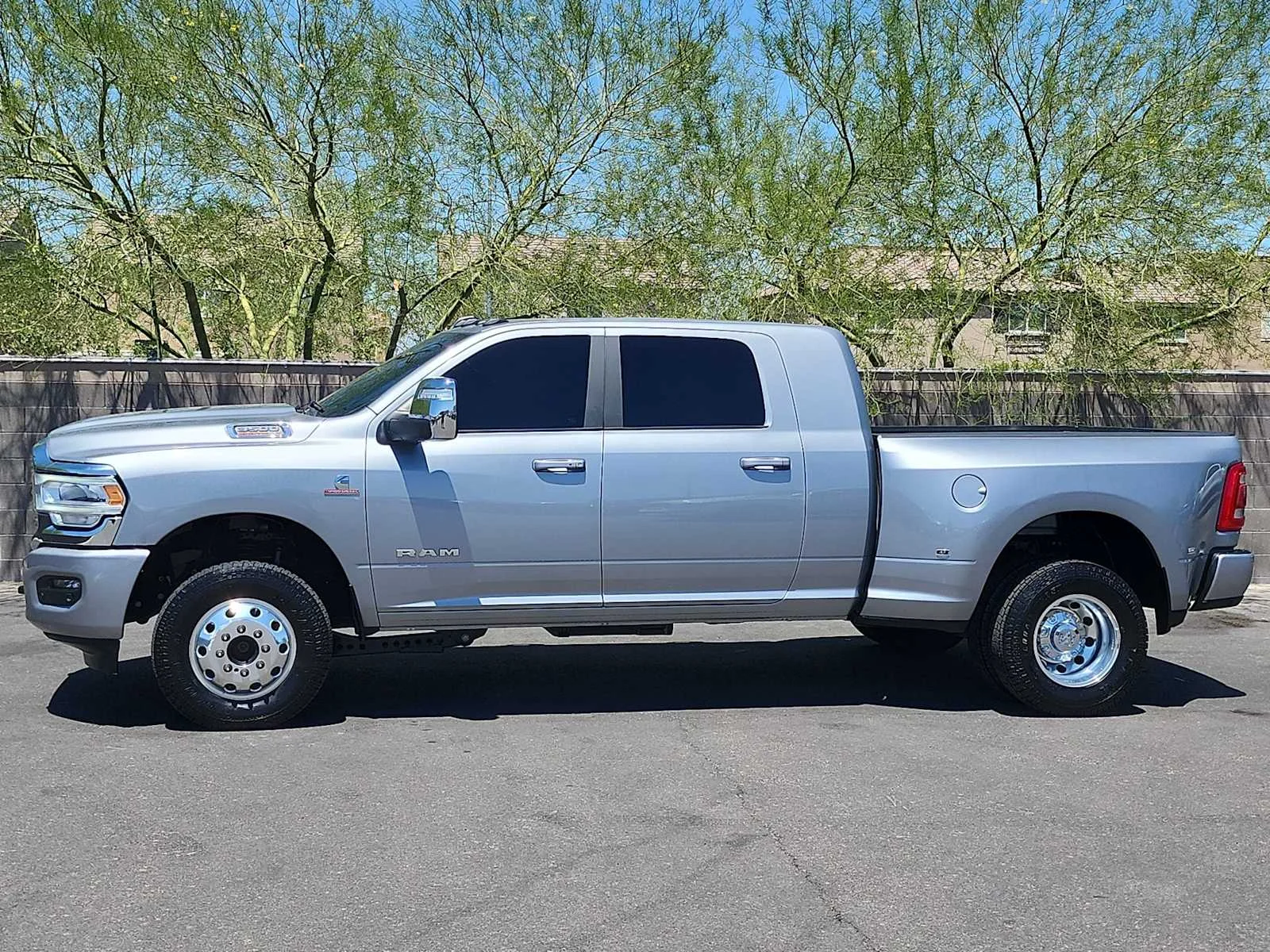 Used 2024 Billet Silver Metallic Clearcoat Ram Laramie image 5