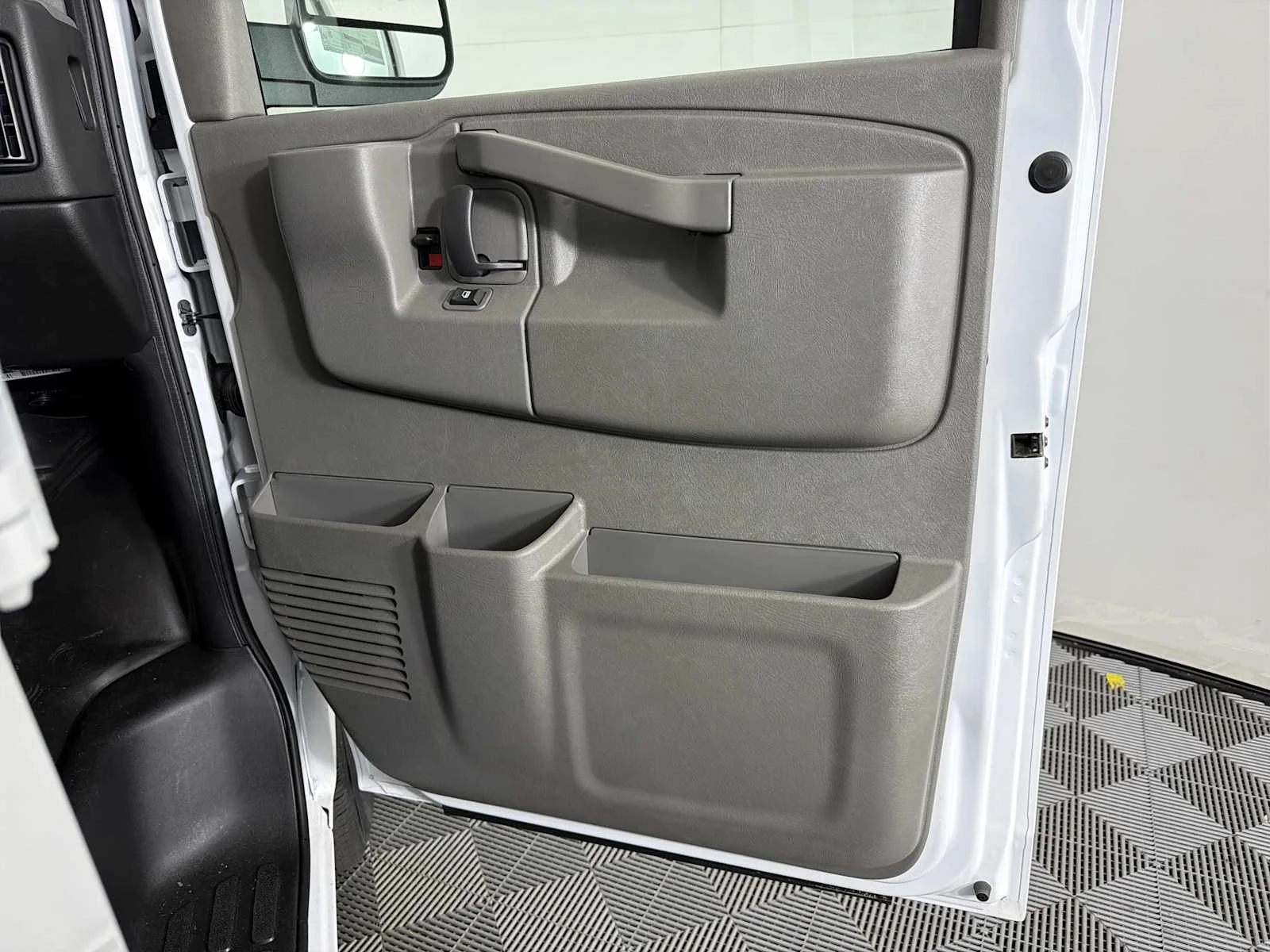 2025 GMC Savana Cargo Work Van - Photo 13