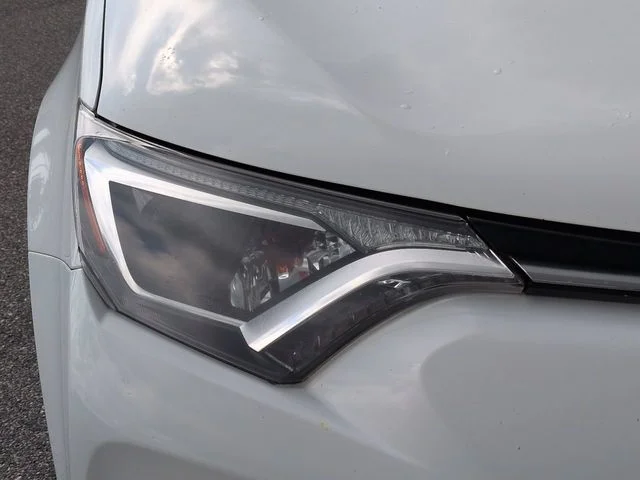 Used 2017 White Toyota LE image 10