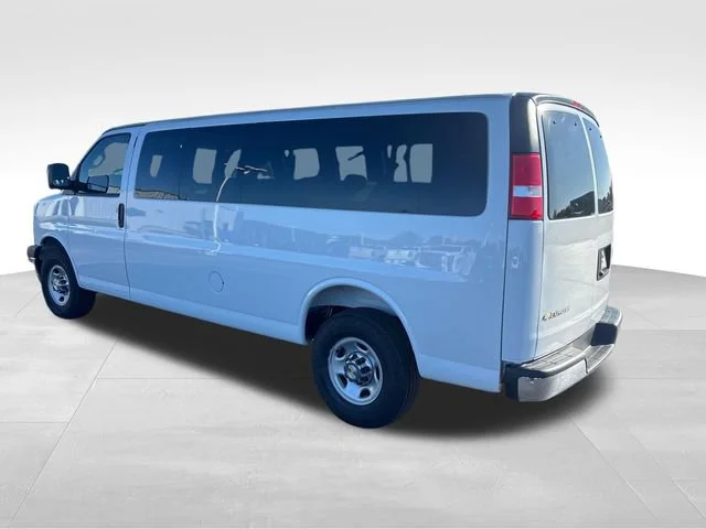Used 2025 Summit White Chevrolet 1LT image 3
