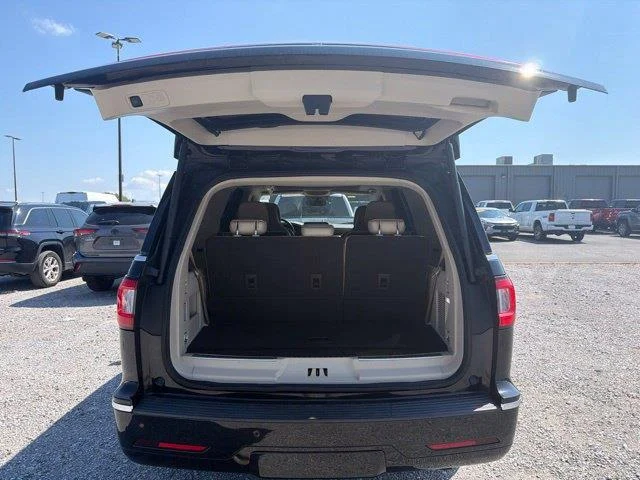 Used 2021 Black Lincoln Reserve image 27