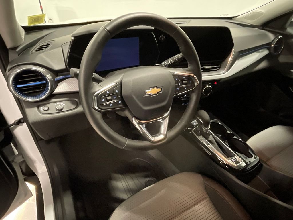 Used 2025 White Chevrolet LT image 20
