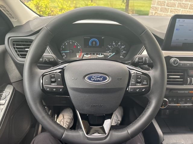 Used 2022 White Ford SE image 18