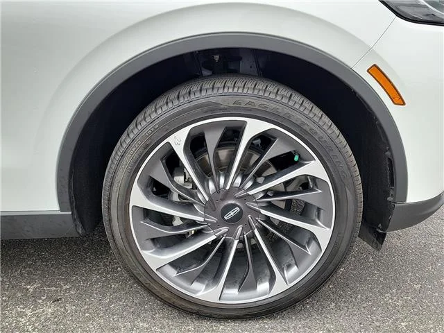 Used 2025 Crystal White Metallic Clearcoat Lincoln Reserve All-Wheel Drive image 6