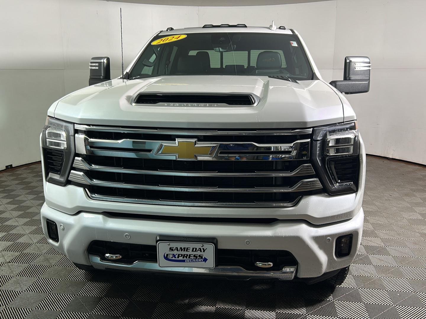 Used 2024 Iridescent Pearl Tricoat Chevrolet High Country image 11