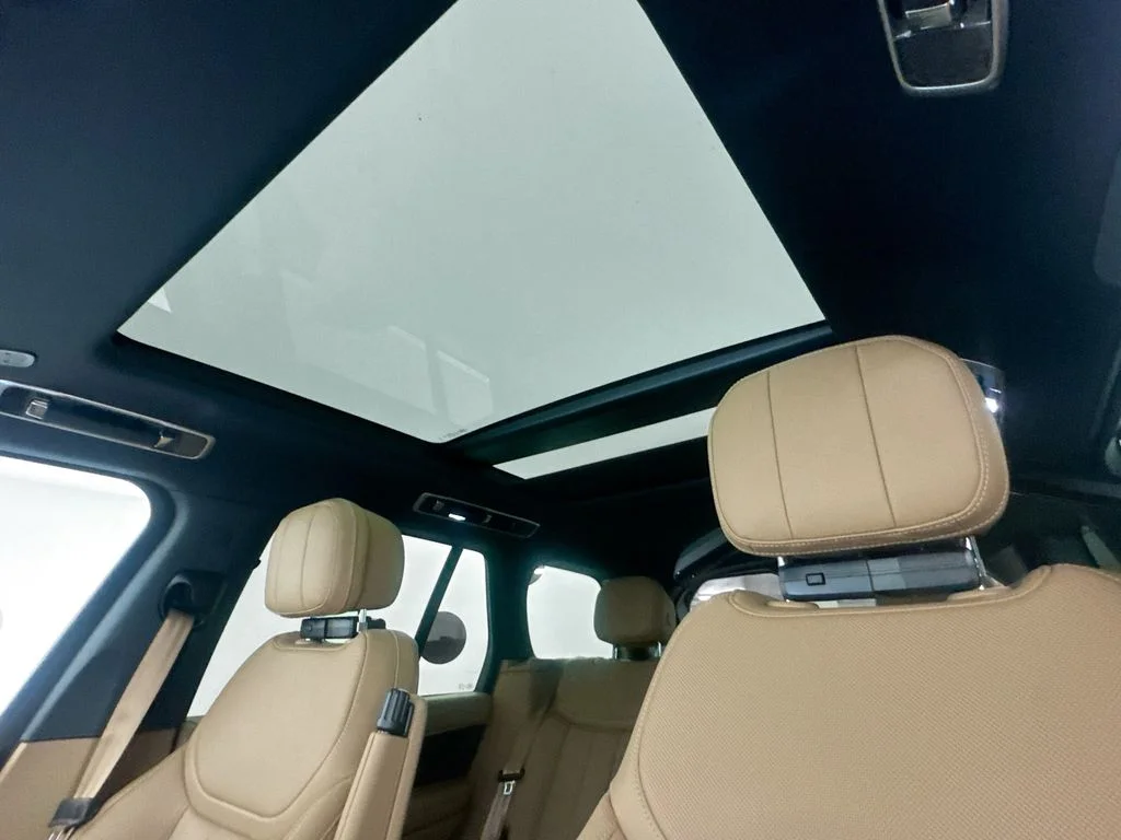 New 2026 Ostuni Pearl White Land Rover SE image 21