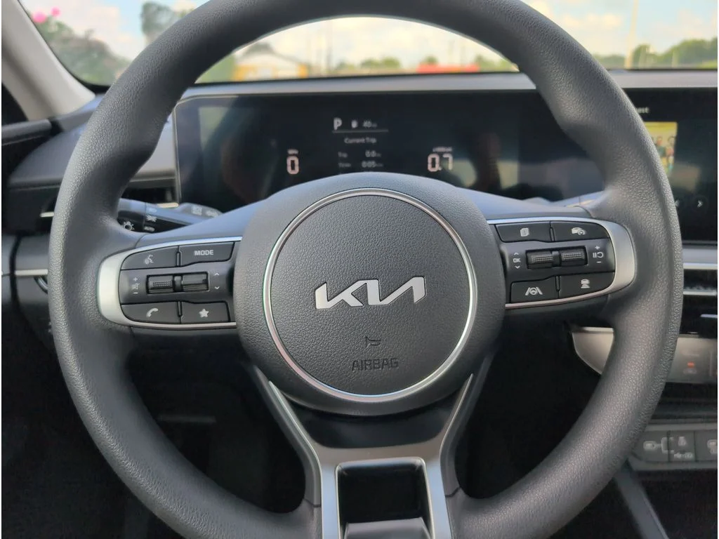 2025 Kia K5 LXS - Photo 21