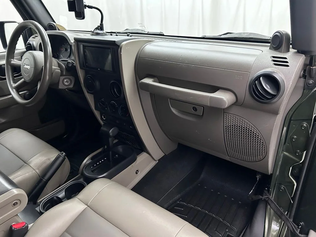 Used 2009 Green Jeep X image 16