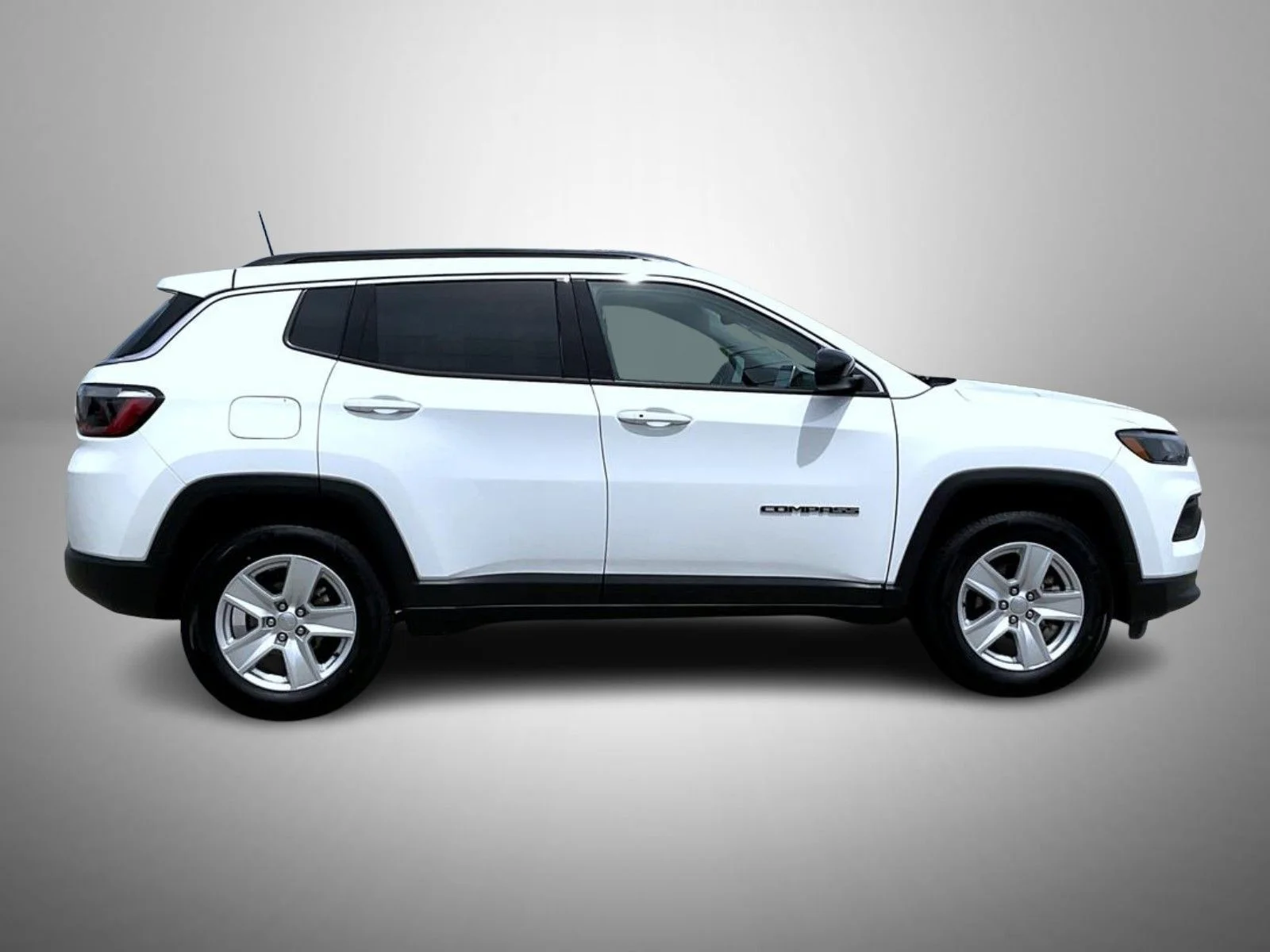 Used 2022 White Jeep Latitude image 4