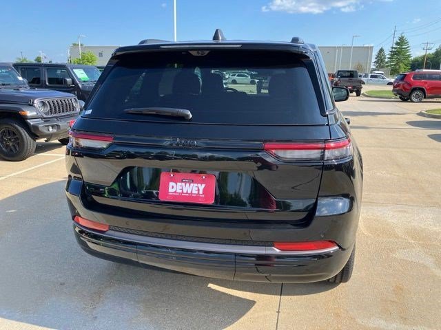 New 2026 Diamond Black Crystal Pearl-Coat Exterior Paint Jeep Limited Reserve image 6