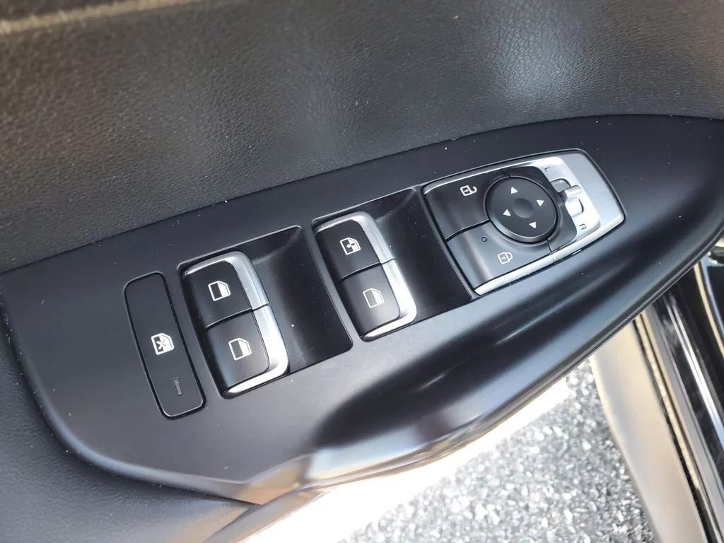 Used 2023 Black Kia LXS image 8