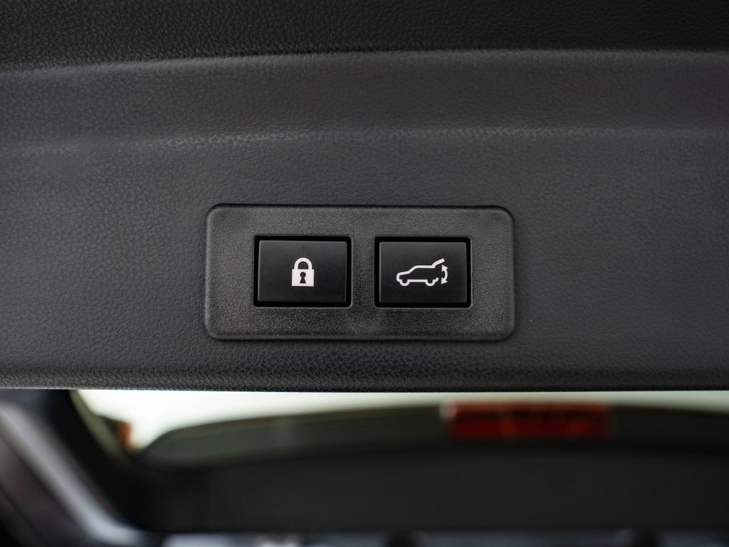 Used 2025 Ice Silver Metallic Subaru Onyx Edition image 23