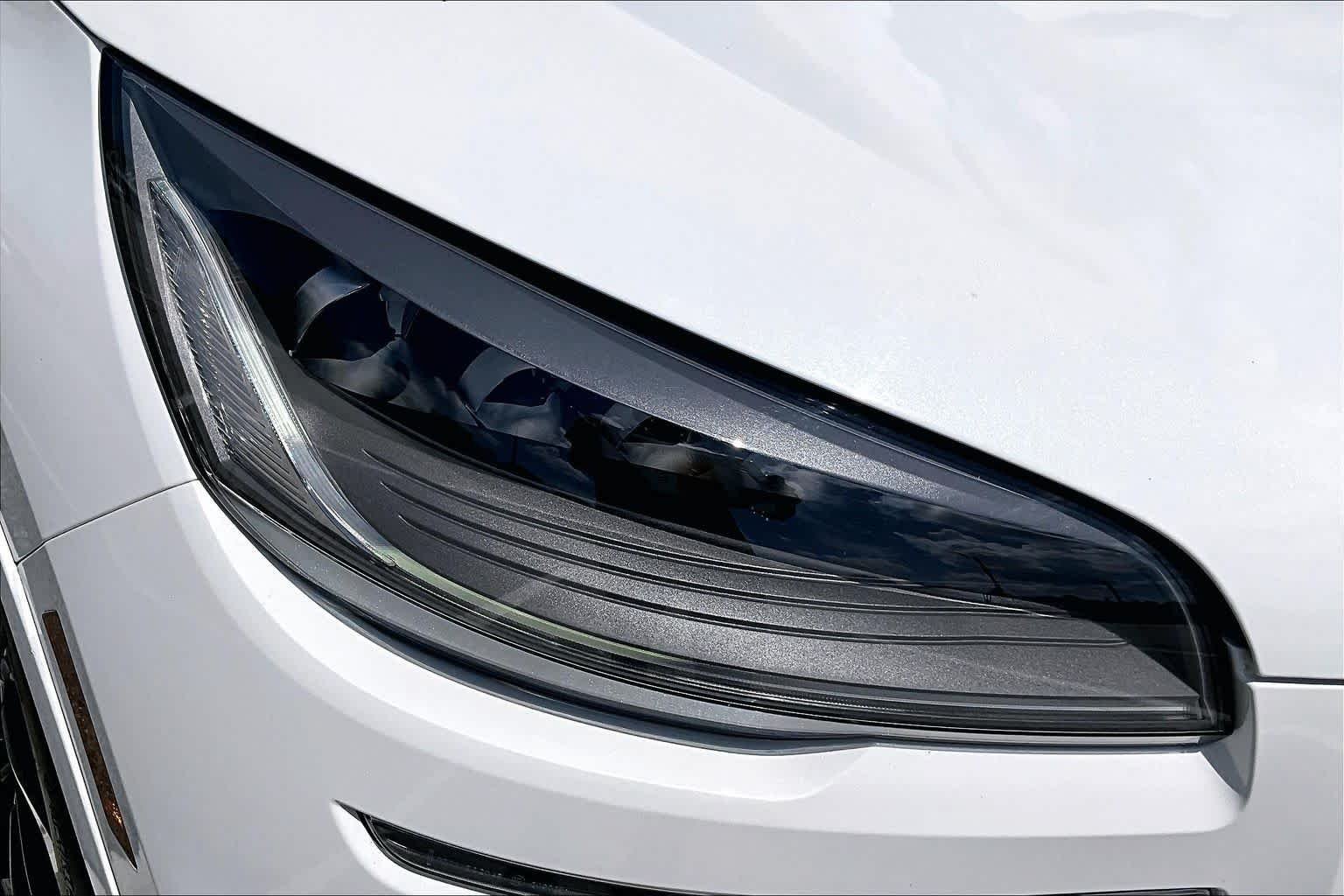 Used 2023 Pristine White Lincoln Reserve image 28