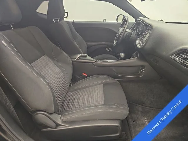 Used 2015 Pitch Black Clearcoat Dodge SXT image 9