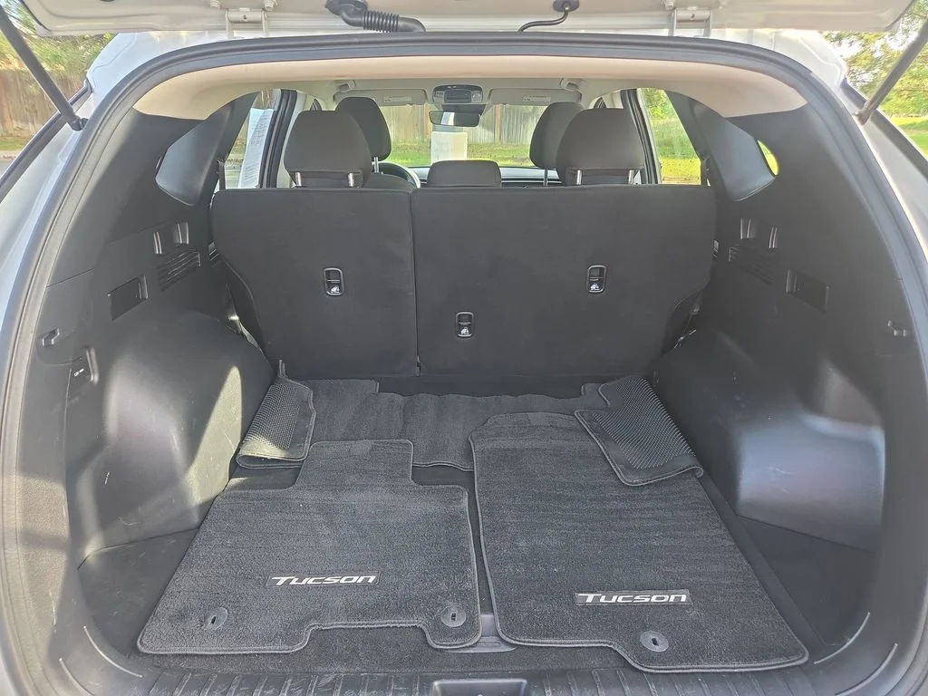 Used 2022 Shimmering Silver Hyundai SE image 21