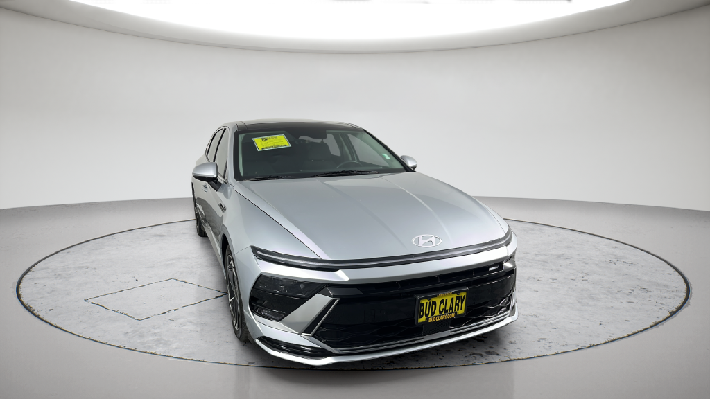 Used 2025 Silver Hyundai SEL Convenience image 3