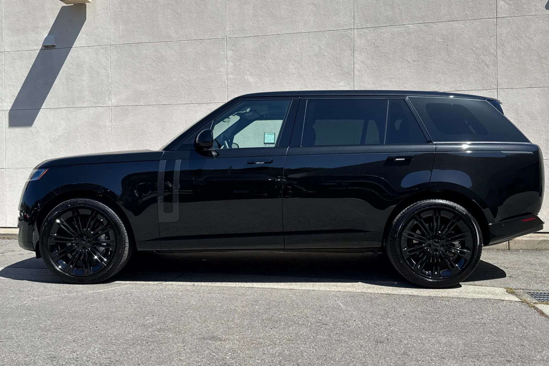New 2026 Santorini Black Land Rover SE image 5