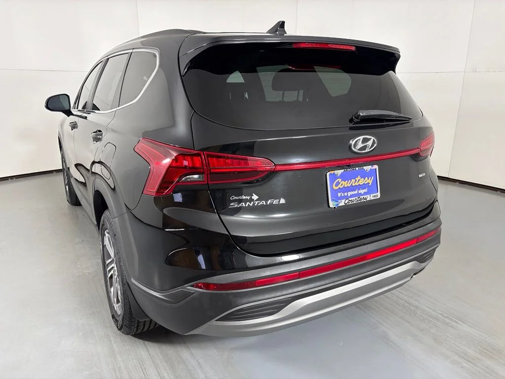 Used 2023 Black Hyundai SE image 6