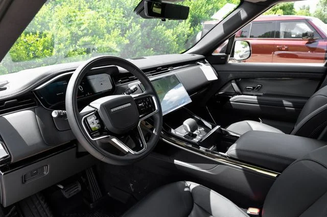 New 2026 Fuji White Land Rover SE image 3