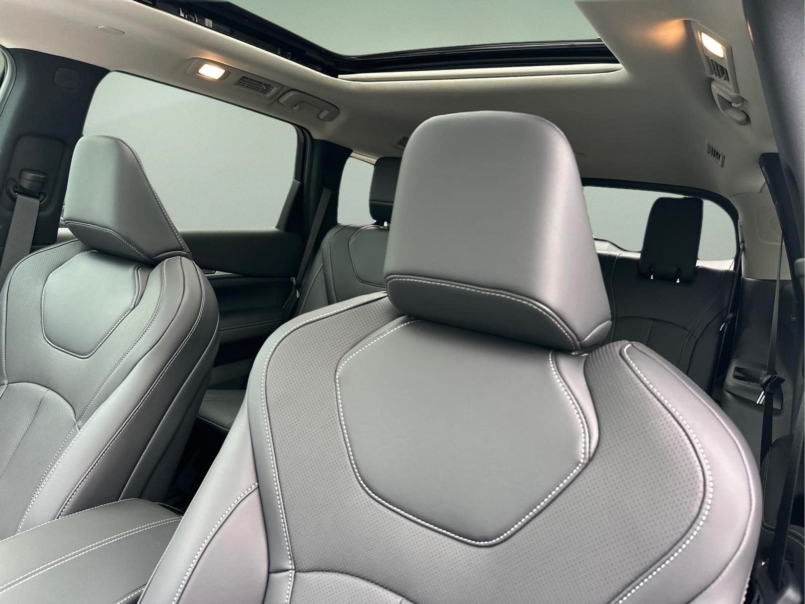 New 2027 RADIANT WHITE INFINITI Luxe FWD image 24