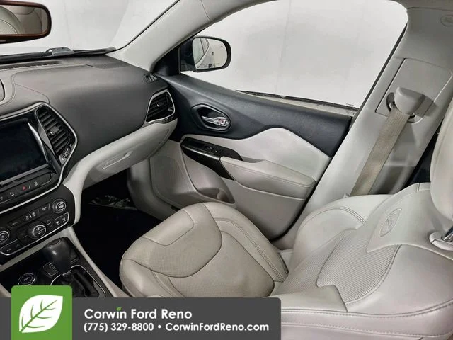 Used 2019 Granite Crystal Clearcoat Metallic Jeep Overland image 27