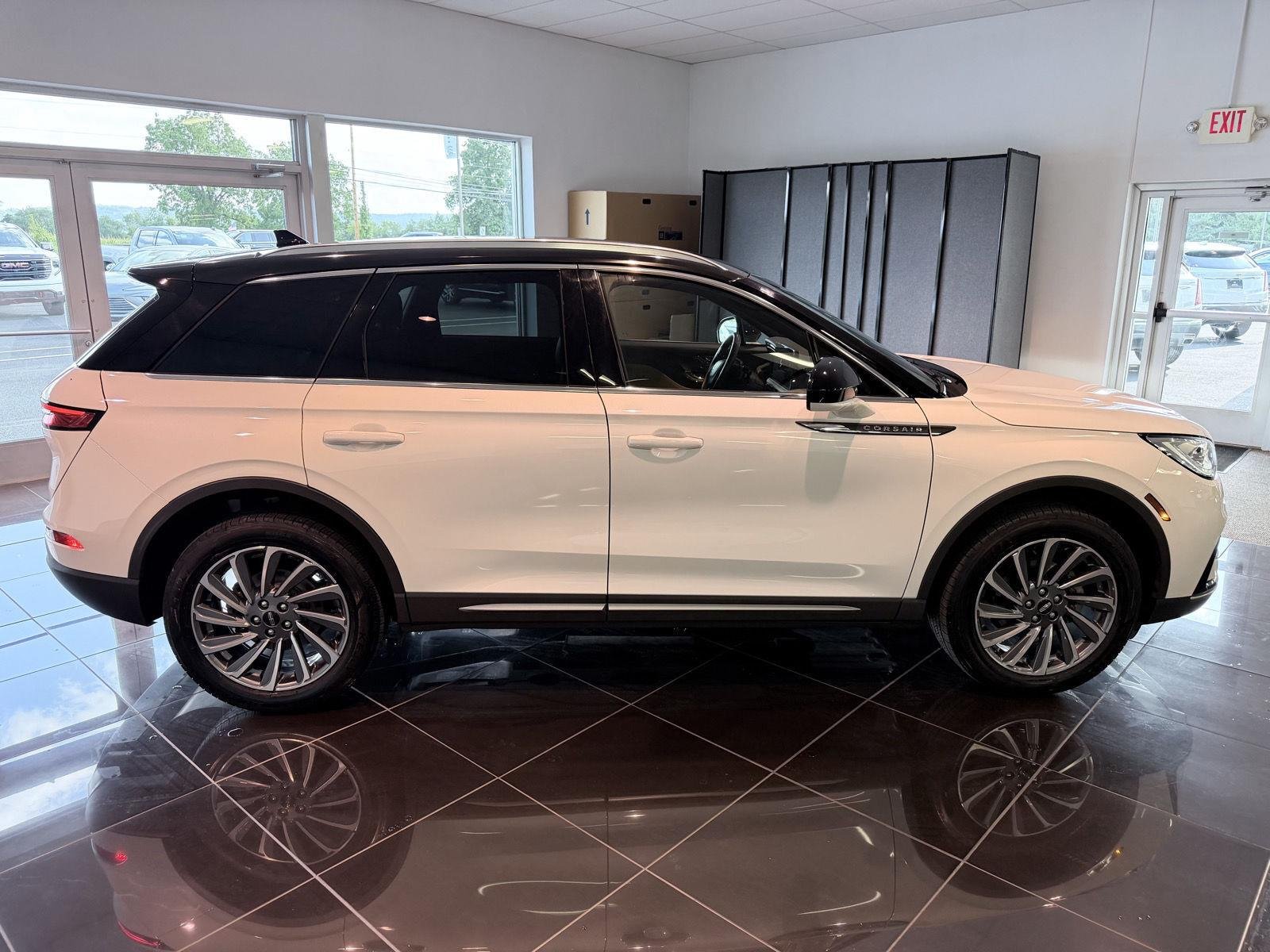 Used 2023 Pristine White Me Lincoln Reserve image 16