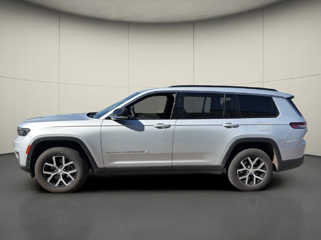 Used 2024 Silver Jeep Limited image 4