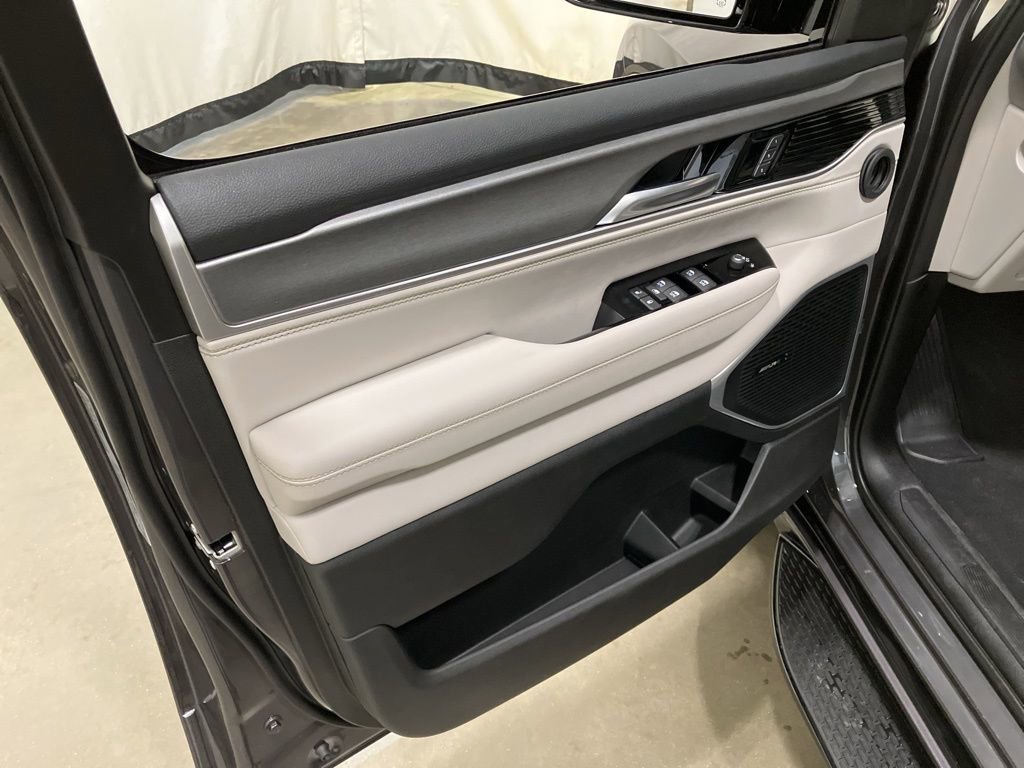 New 2026 Baltic-Gray Metallic Clear-Coat Exterior Paint Jeep  image 9