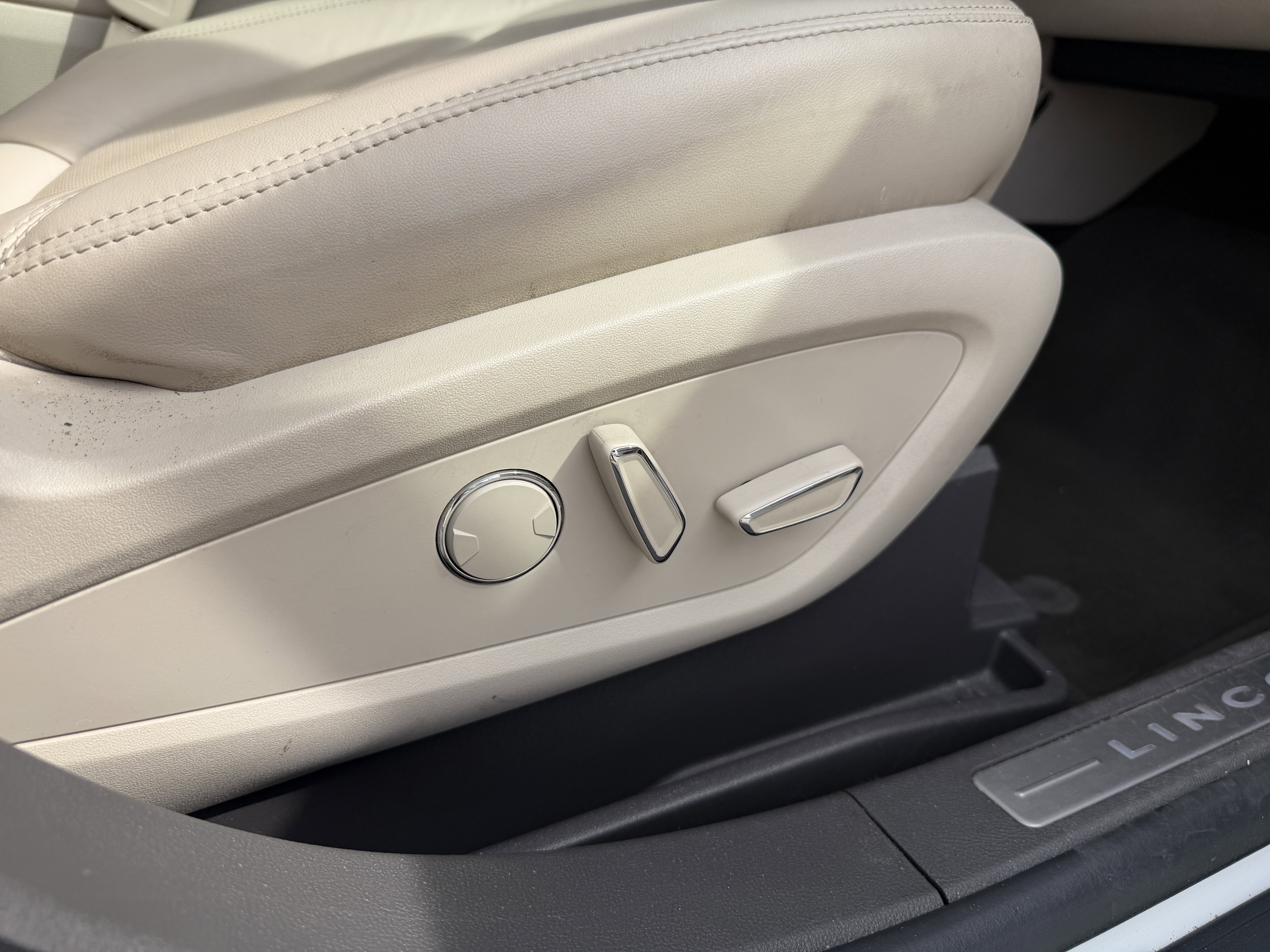Used 2020 Pristine White Lincoln Reserve image 20