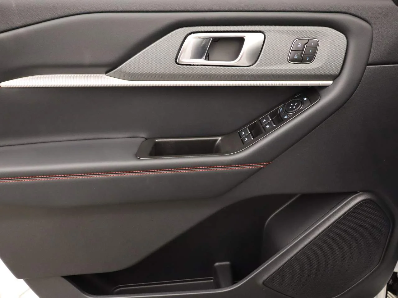 New 2026 Star White Metallic Tri-Coat Ford ST-Line image 19
