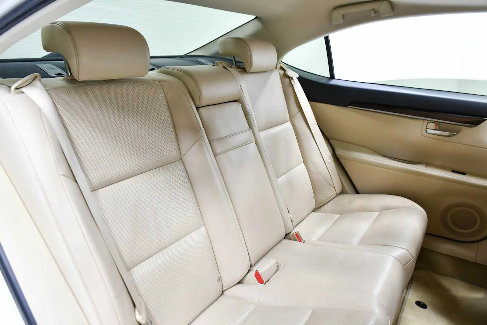 Used 2015 Starfire Pearl Lexus  image 24