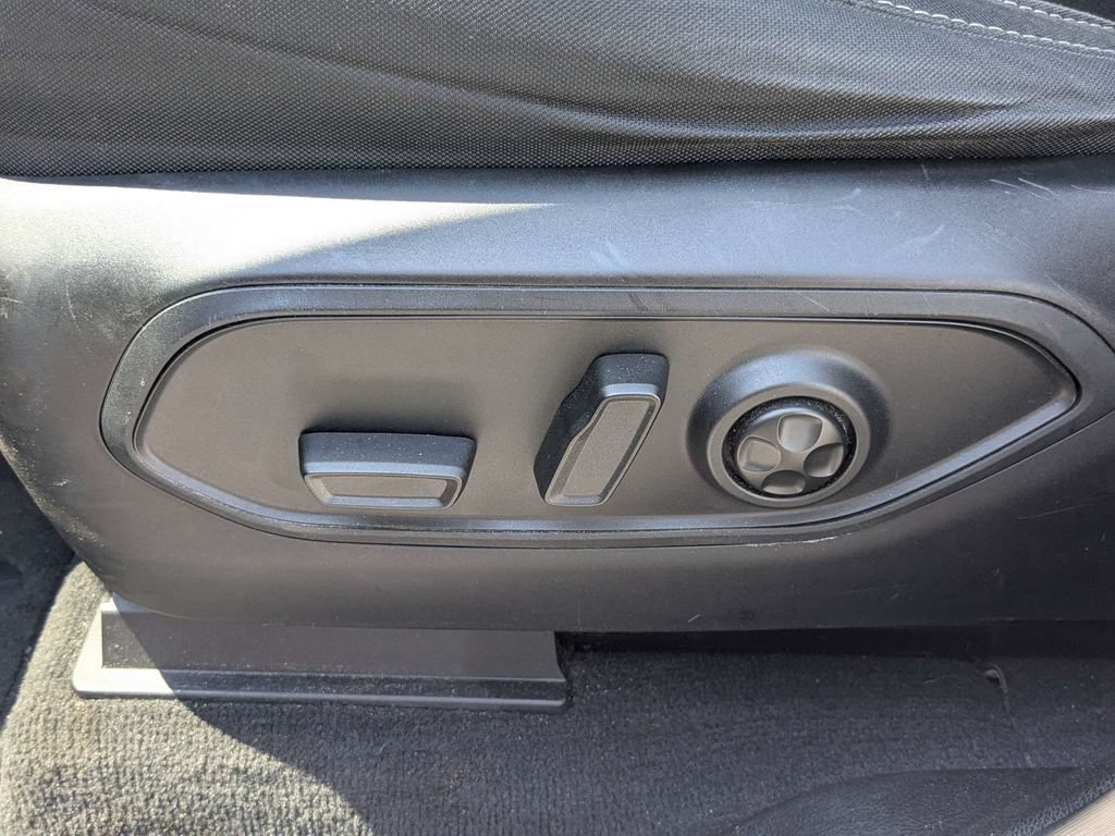 Used 2023 White Jeep Laredo image 20