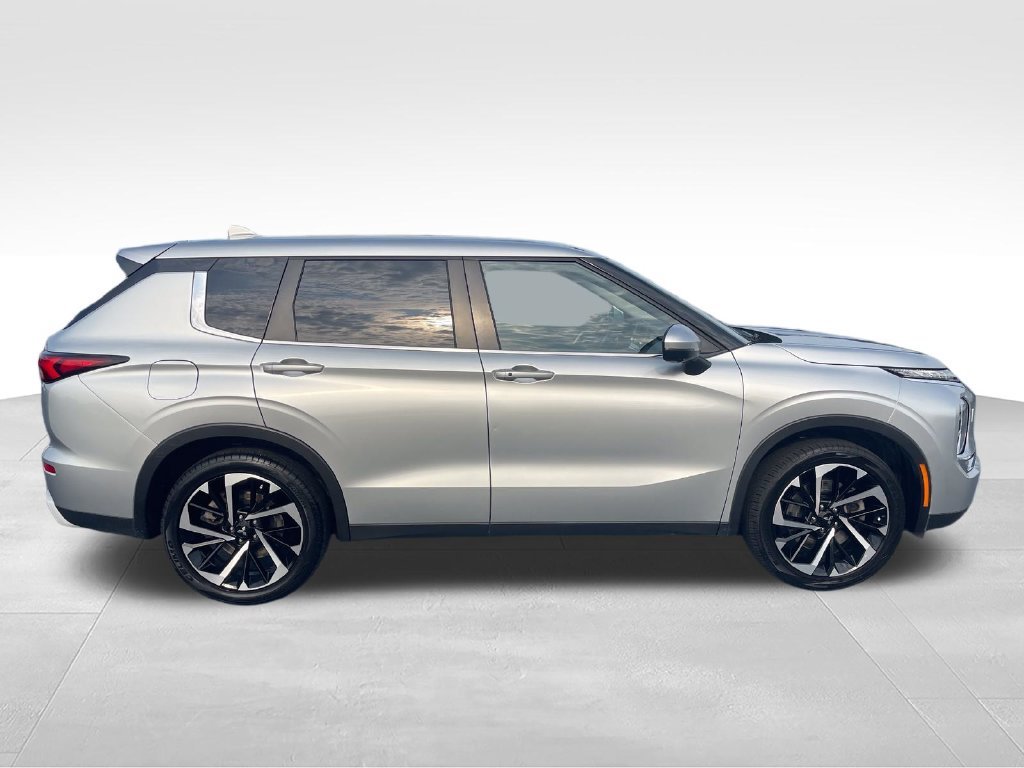 Used 2024 Silver Mitsubishi SE image 6