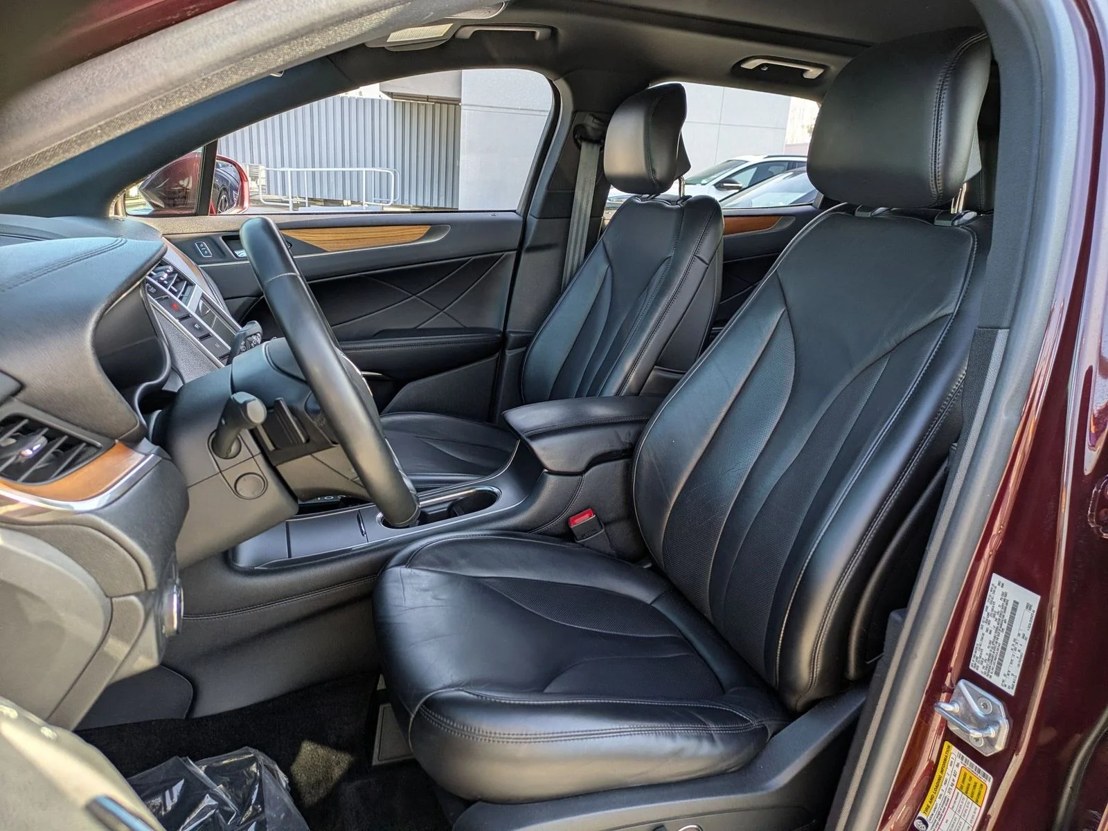 Used 2017 Red Lincoln Select image 29