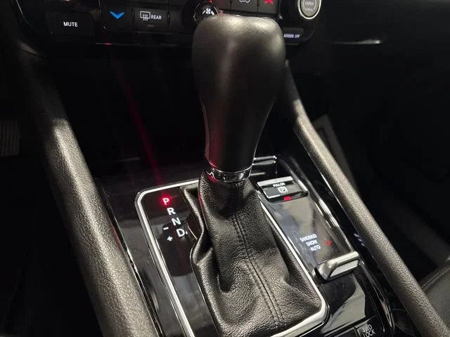 Used 2024  Jeep Limited image 28