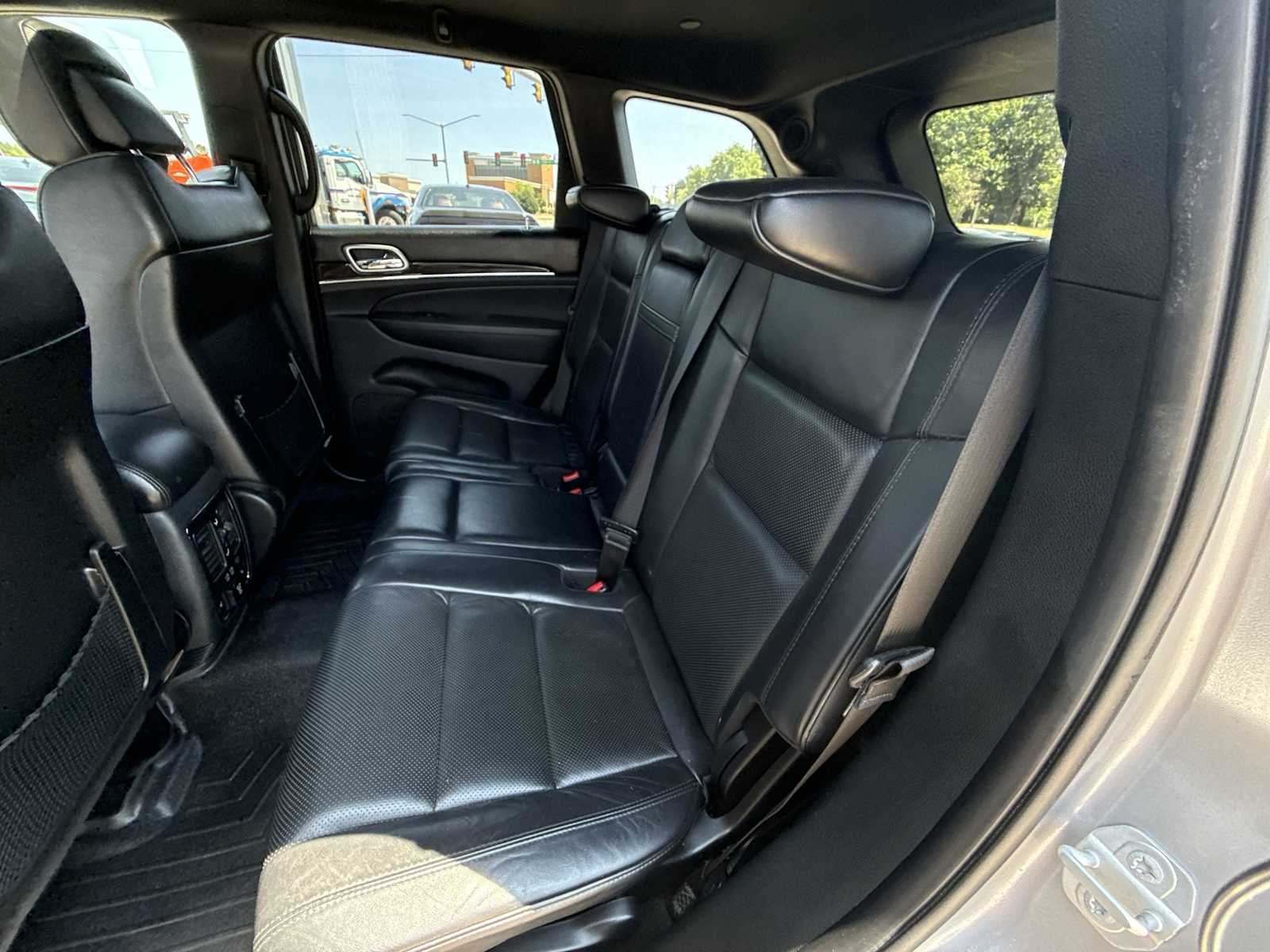 Used 2018 Silver Jeep Overland 4x4 image 25