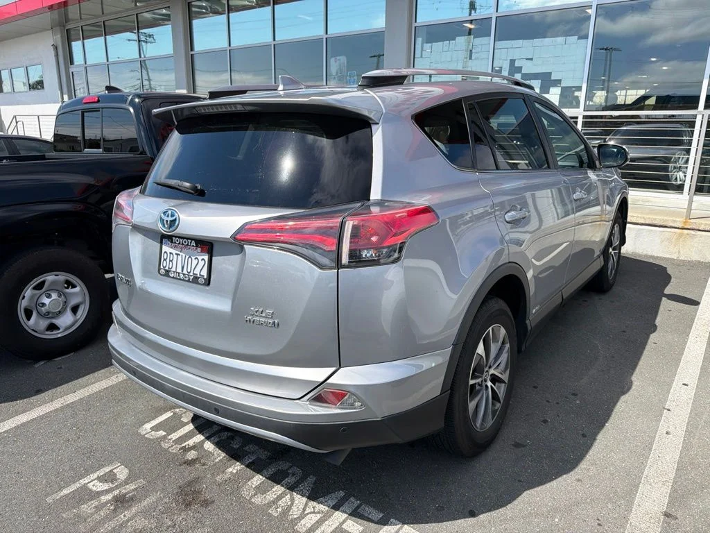 Used 2018 Silver Toyota XLE image 4
